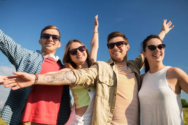 Gelukkig jeugdvrienden buiten in de zomer — Stockfoto