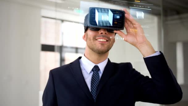 Businessman with vr headset and cube on screen — Stock Video