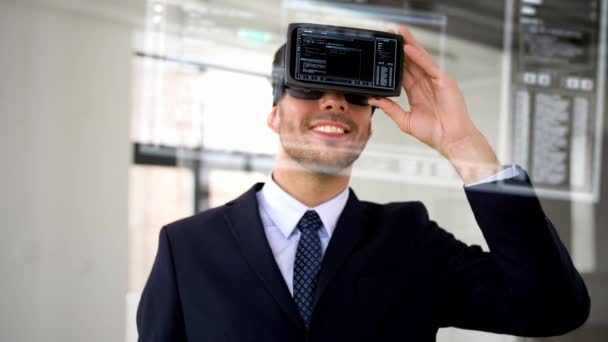 Hombre de negocios con auriculares vr y pantalla virtual — Vídeos de Stock