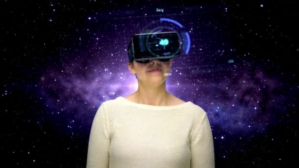 Vrouw met vr headset en codering over ruimte — Stockvideo