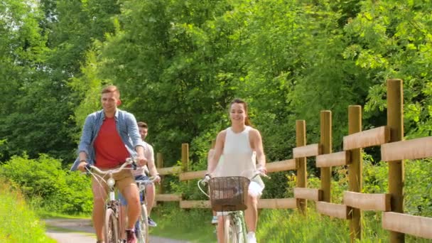 Glückliche Freunde auf Fahrrädern mit festem Gang im Sommer — Stockvideo