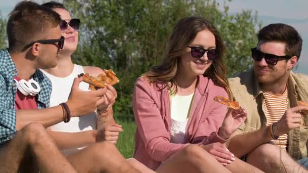 Přátel, jíst pizzu na pikniku v parku léta — Stock video