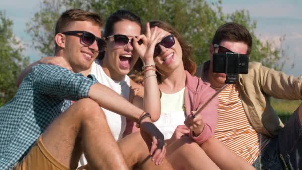Vrienden nemen foto door selfie stok op park — Stockvideo