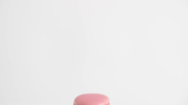 Pink macarons on glass confectionery stand — Stock Video