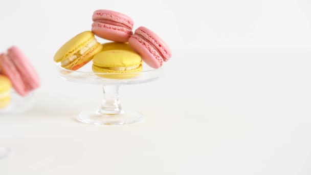 Gula och rosa macarons på glas står — Stockvideo