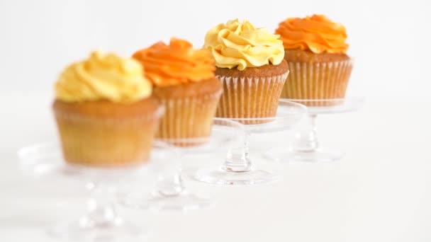 Cupcakes with frosting on confectionery stands — Stock Video