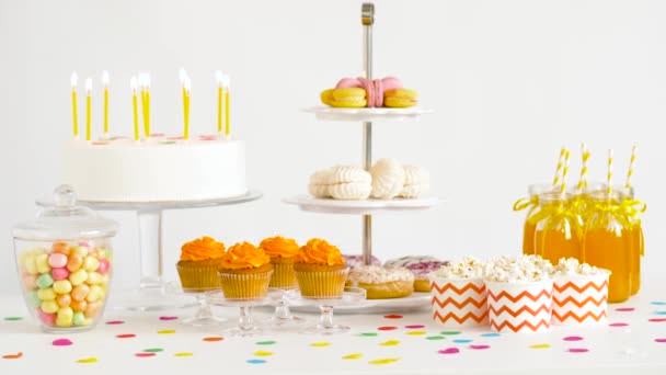 誕生日パーティーでテーブルの上の食べ物や飲み物 — ストック動画