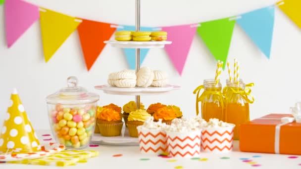 Comida, bebidas e presente de aniversário na festa — Vídeo de Stock