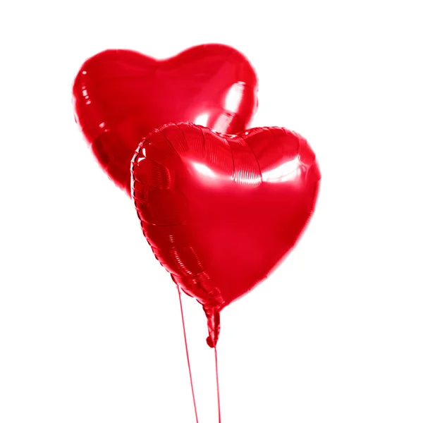 Helyum balonları iki kırmızı kalp şeklinde — Stok fotoğraf