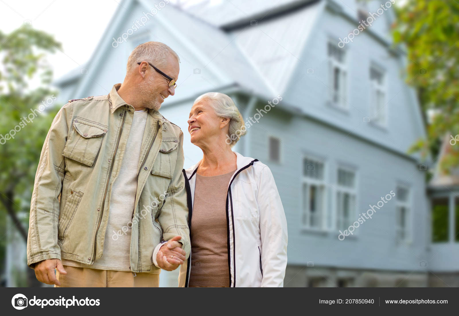 Оформляют ипотеку пенсионерам. Ипотека для пенсионеров. Пенсионеры недвижимость. Ипотека для пенсионеров Возраст. Ипотека старики.