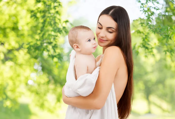 Mother with baby over green natural background — Stock Photo, Image
