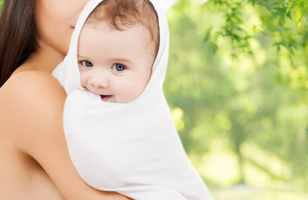 Mãe com bebê sobre fundo natural verde — Fotografia de Stock