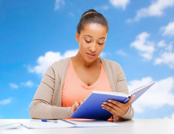 Estudiante afroamericana chica leyendo libro de texto — Foto de Stock