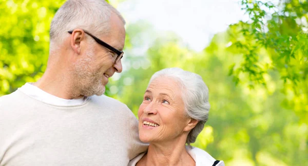 Seniorpaar umarmt sich über natürlichen Hintergrund — Stockfoto