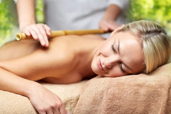 Primo piano di donna sdraiata e avendo massaggio in spa — Foto Stock
