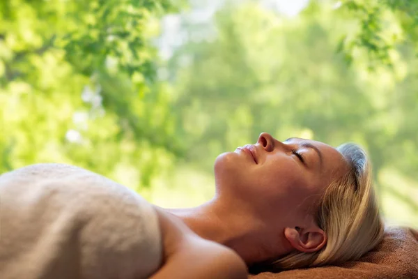 Jeune femme couchée sur une table de massage au spa — Photo