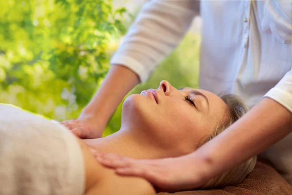 Kvinna som har massage på spa — Stockfoto