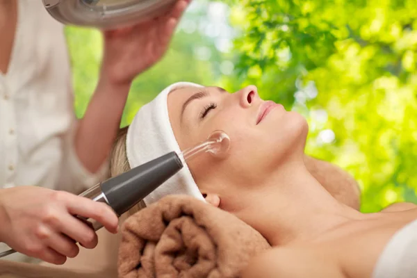 Mujer que tiene tratamiento facial hydradermie en spa — Foto de Stock