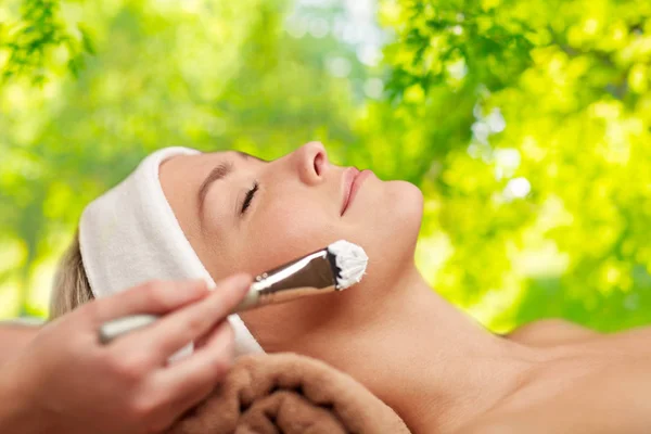 Primo piano di giovane donna e cosmetologo in spa — Foto Stock