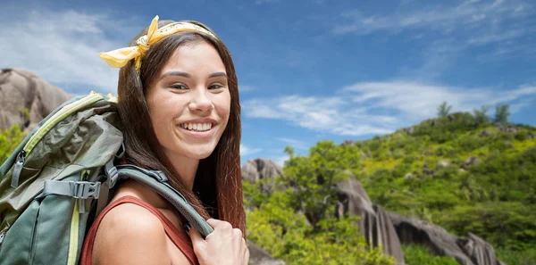 Mulher feliz com mochila sobre ilha seychelles — Fotografia de Stock