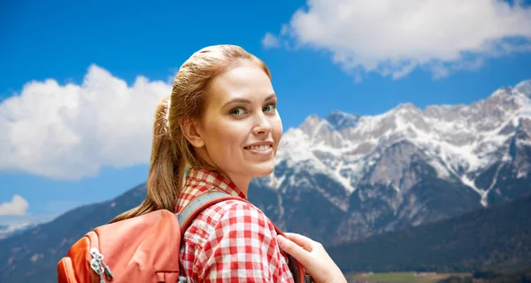 Mulher sorridente com mochila sobre alpes montanhas — Fotografia de Stock
