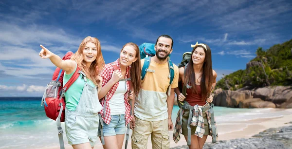 Viaje Turismo Senderismo Concepto Aventura Grupo Amigos Sonrientes Con Mochilas —  Fotos de Stock