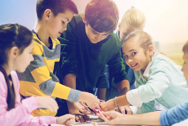 Enfants heureux construisant des robots à l'école de robotique — Photo