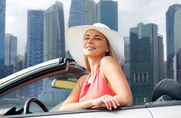 Mulher de chapéu em carro conversível sobre singapore — Fotografia de Stock