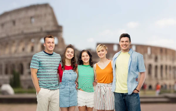 Glada vänner kramar över Colosseum bakgrund — Stockfoto