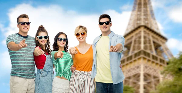 Amigos apontando para você sobre a torre eiffel — Fotografia de Stock