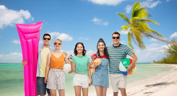 Amigos felizes com acessórios de praia e verão — Fotografia de Stock