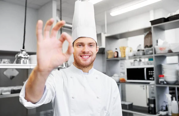 Chef feliz en la cocina del restaurante mostrando signo ok —  Fotos de Stock