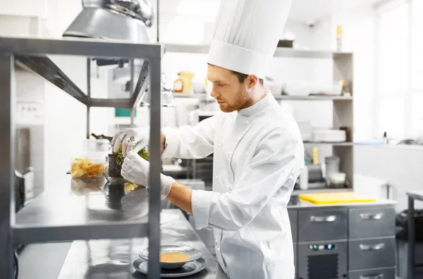 Чоловічий шеф-кухар готує на кухні ресторану — стокове фото