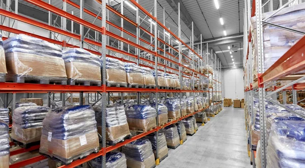 Cargo storing at warehouse shelves — Stock Photo, Image