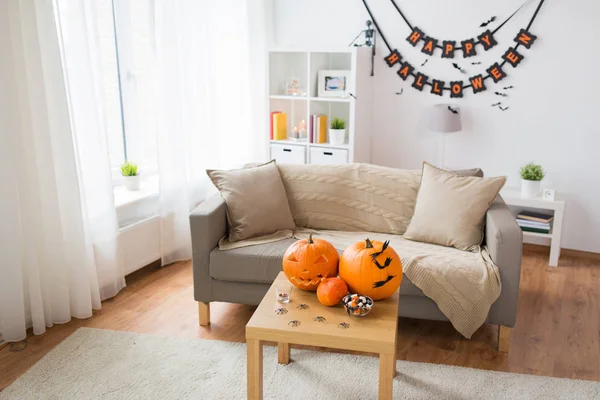 Jack-o-lantern and halloween decorations at home — Stock Photo, Image