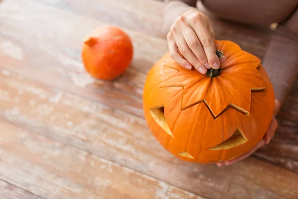 ハロウィンかぼちゃの家庭での女性のクローズ アップ — ストック写真