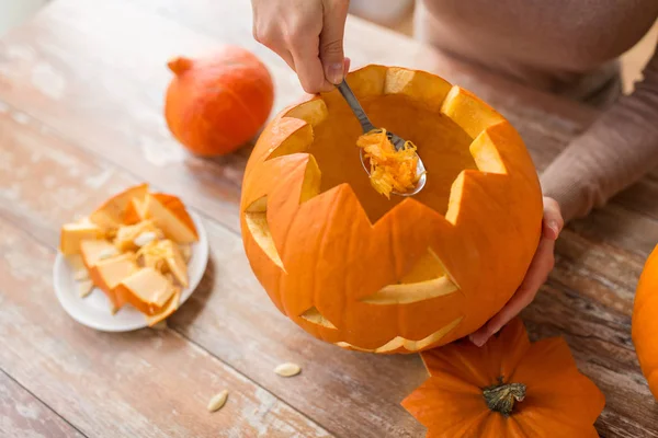 Close up of woman carving halloween pumpkin — Stock Photo, Image