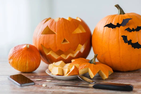 Halloween-Laterne, Kürbisse und Smartphone — Stockfoto