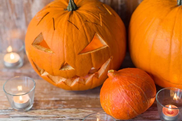 Jack-o-Laterne oder geschnitzter Halloween-Kürbis — Stockfoto