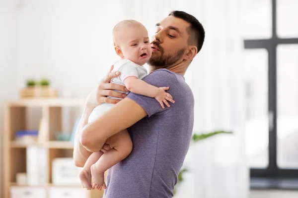 Vader met huilende kleine baby thuis — Stockfoto