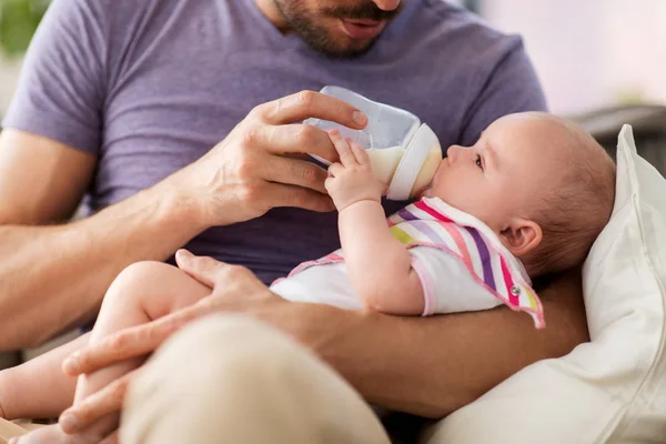 Großaufnahme von Vater, der Baby aus Flasche füttert — Stockfoto