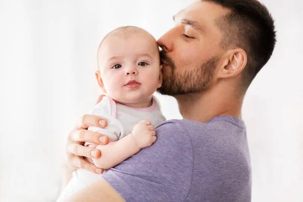 Père embrasser petite fille bébé — Photo