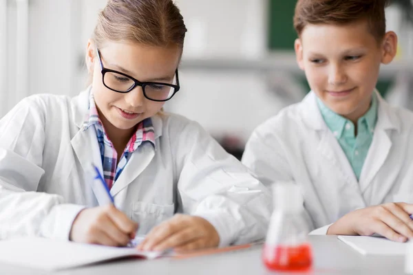 Crianças que estudam química no laboratório da escola — Fotografia de Stock