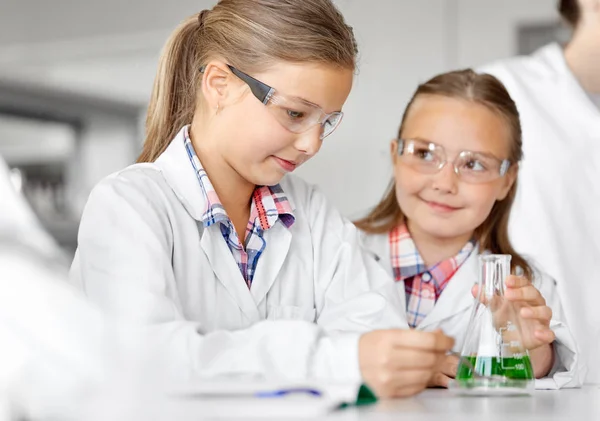 Niños con probeta que estudian química en la escuela — Foto de Stock