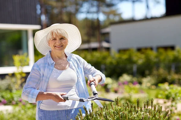 Giardiniere più anziano con tagliasiepi a giardino — Foto Stock