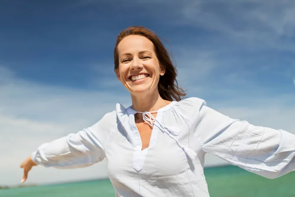 Szczęśliwy uśmiechający się kobieta na plaży latem — Zdjęcie stockowe