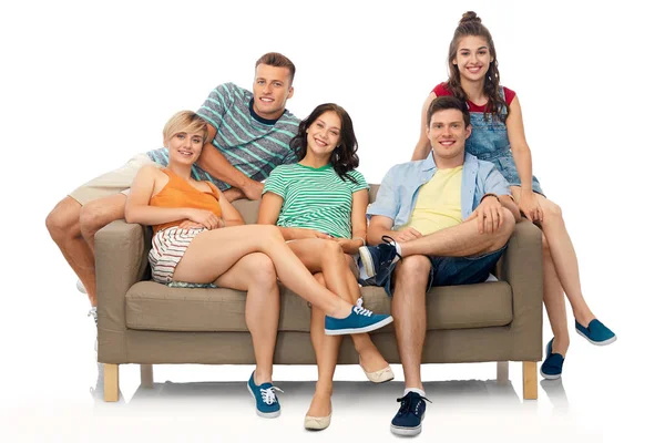 Vänner som sitter på soffan över vit bakgrund — Stockfoto