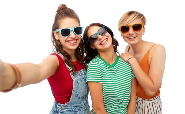 Ευτυχισμένος φίλες σε γυαλιά ηλίου λήψη selfie — Φωτογραφία Αρχείου