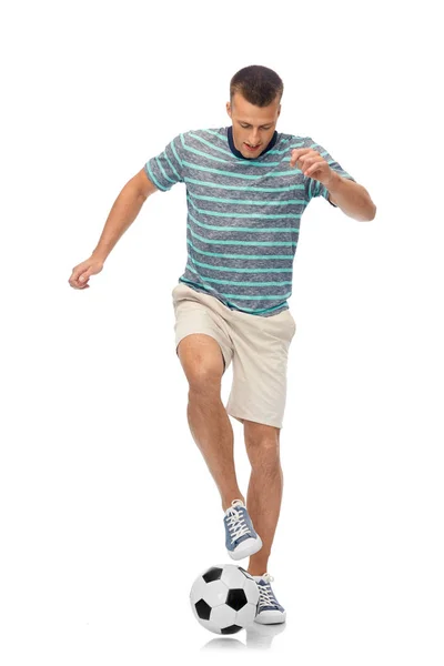 Юноша вольный стиль жонглирует футбольным мячом — стоковое фото