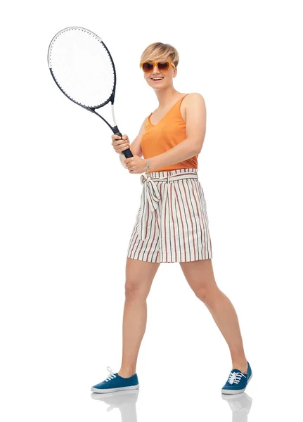 Heureuse adolescente avec raquette jouer au tennis — Photo